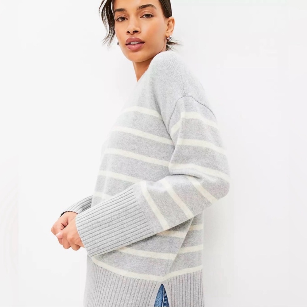🦋 $15 LOFT Striped Crewneck Sweater in Light Gray and Cream